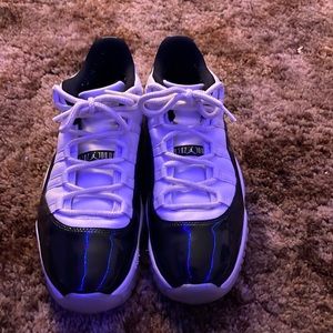 Selling jordan 11 emerald need more cash good condition